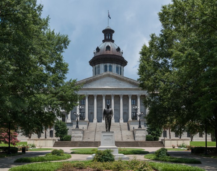 South_Carolina_State_House,_Columbia,_Southeast_view_with_Strom_Thurmond_Statue_20160702_1.jpg